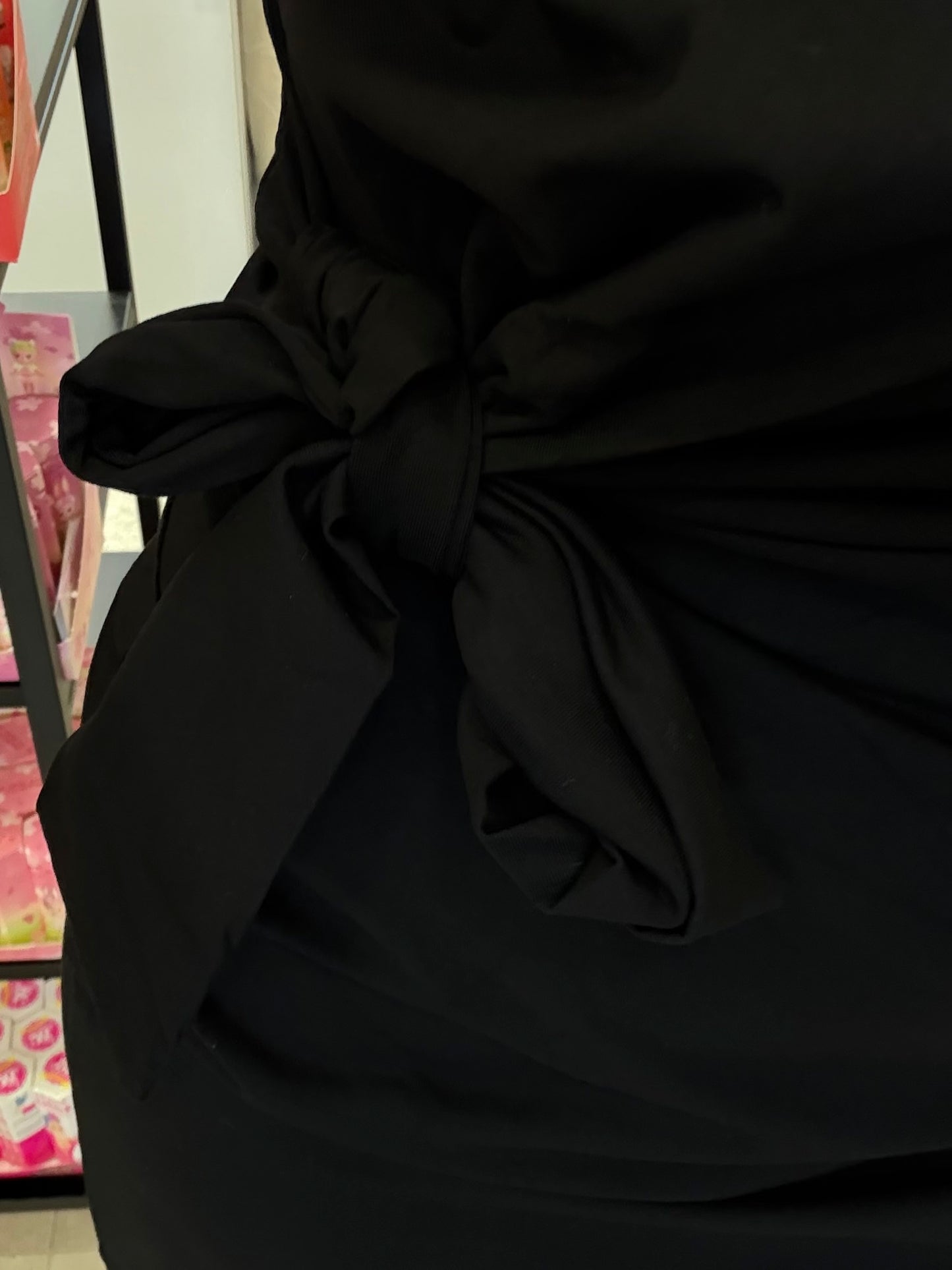 Robe noire à noeud