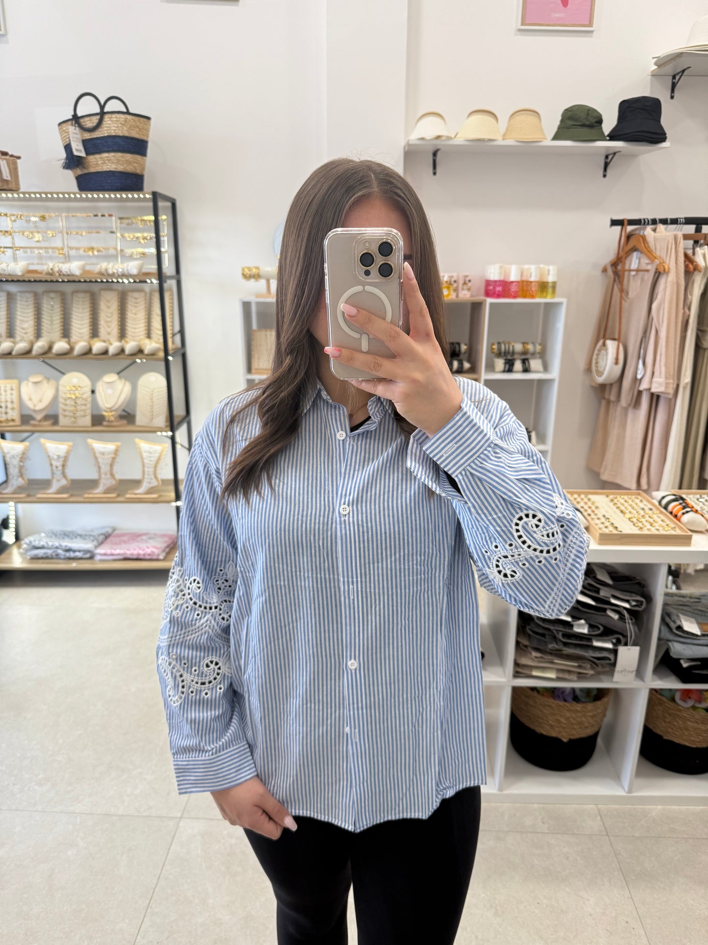 Chemise bleu à rayures et broderies