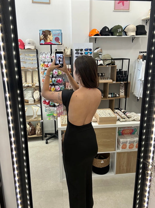 Robe noire dos nu