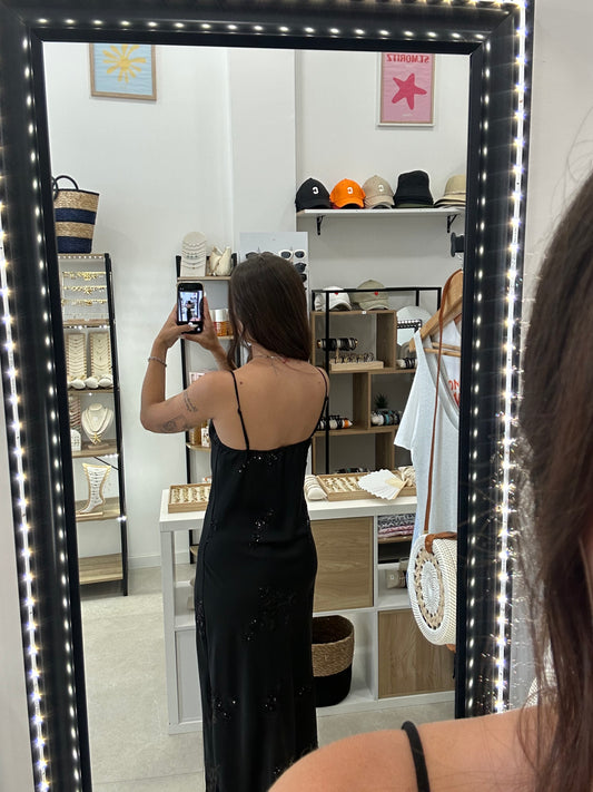 Robe noire satin à sequins