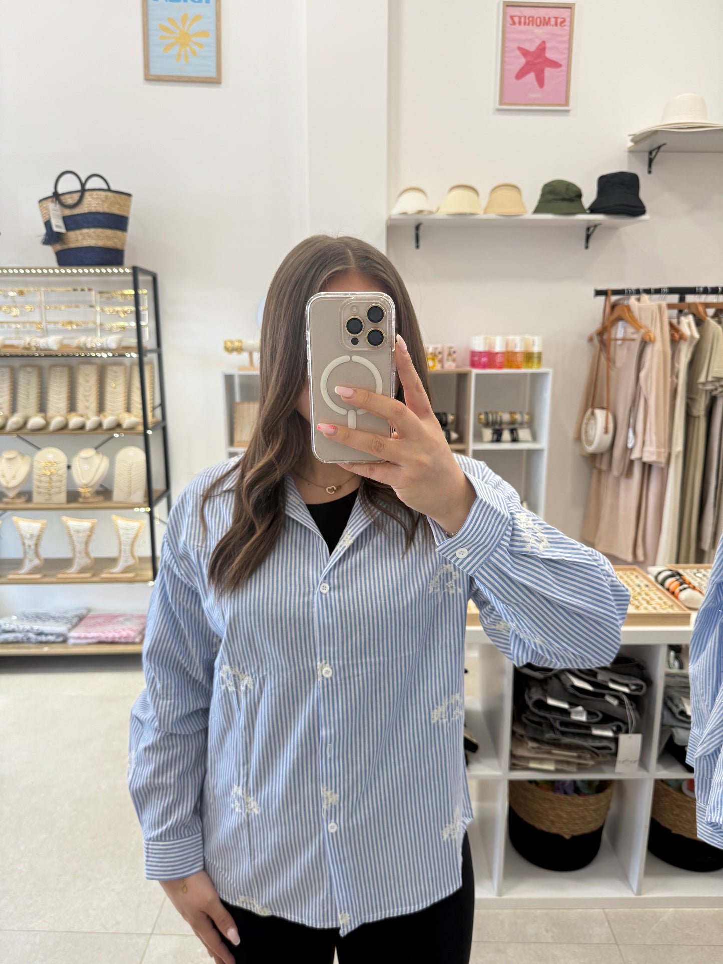 Chemise bleu à rayures et broderies