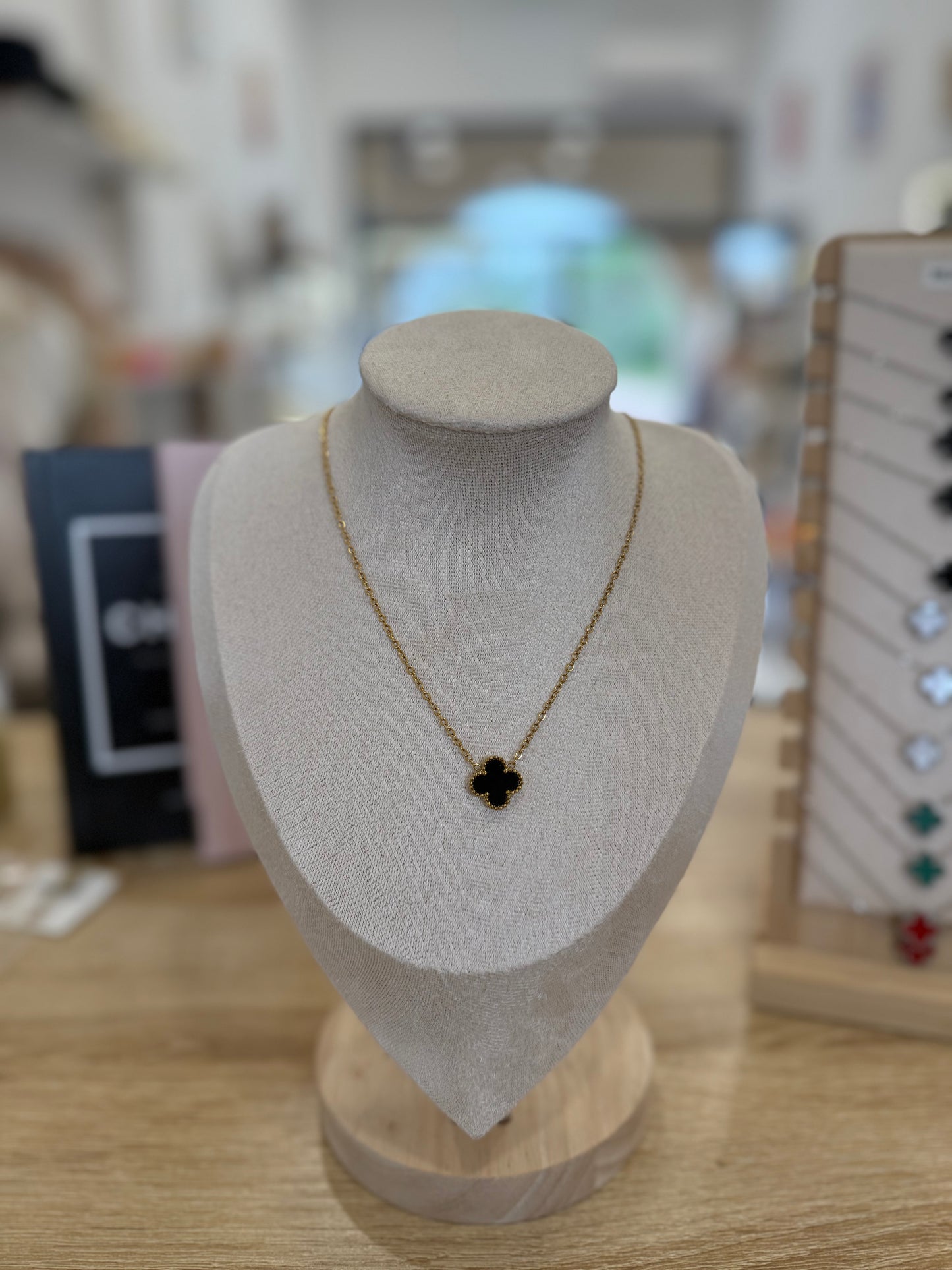 Collier « Davia » doré & noir