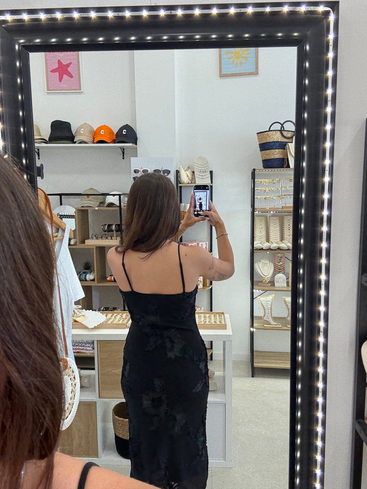 Robe noire brodée à fleurs