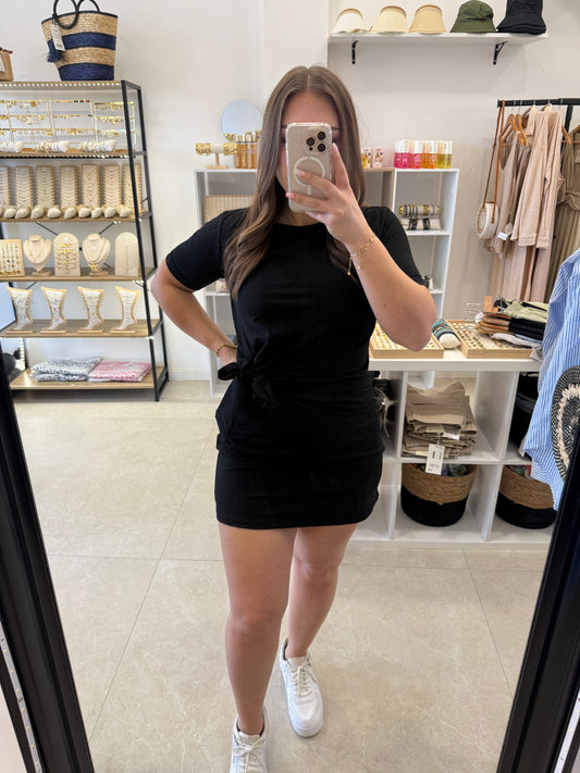 Robe noire à noeud