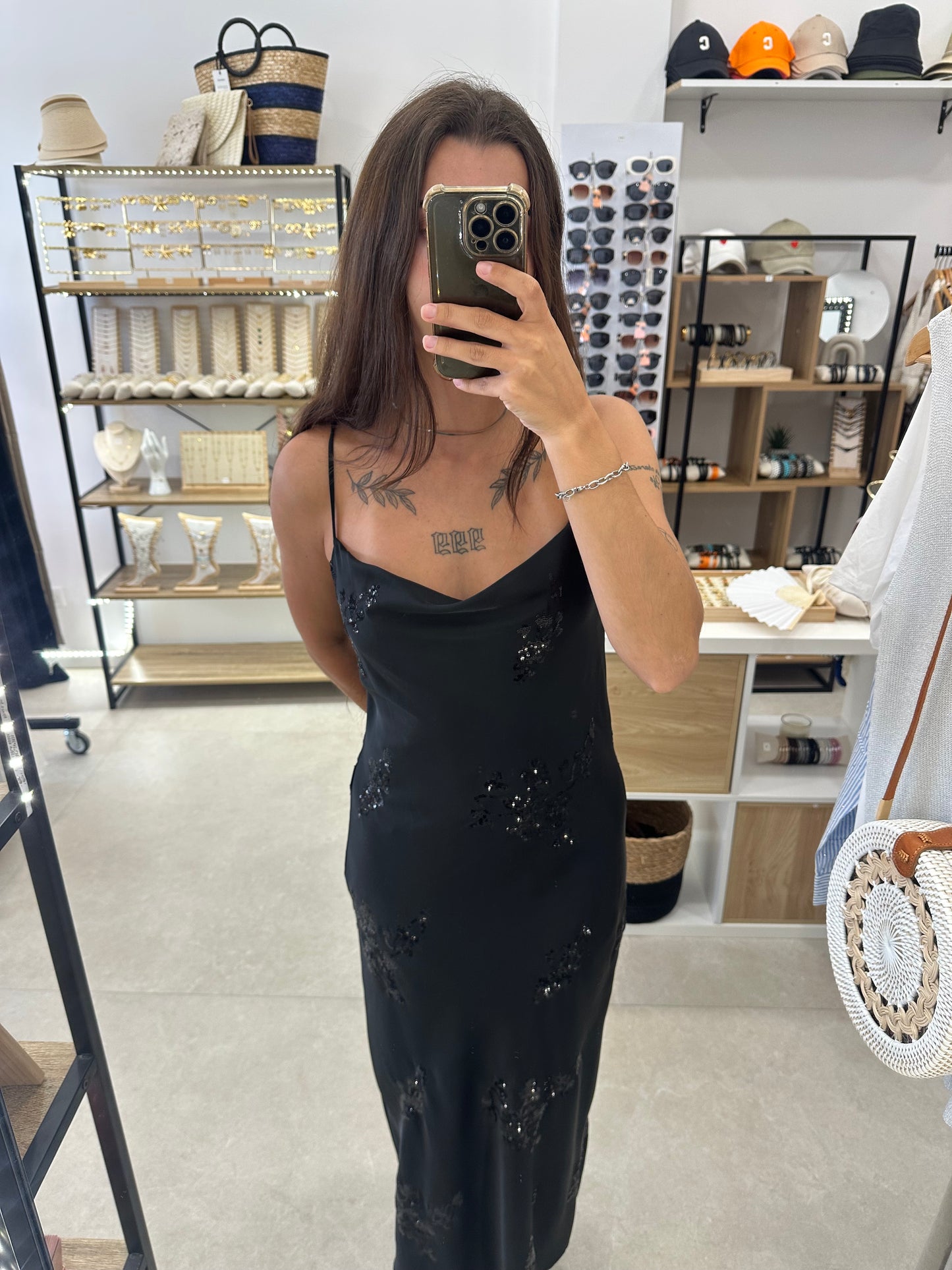Robe noire satin à sequins