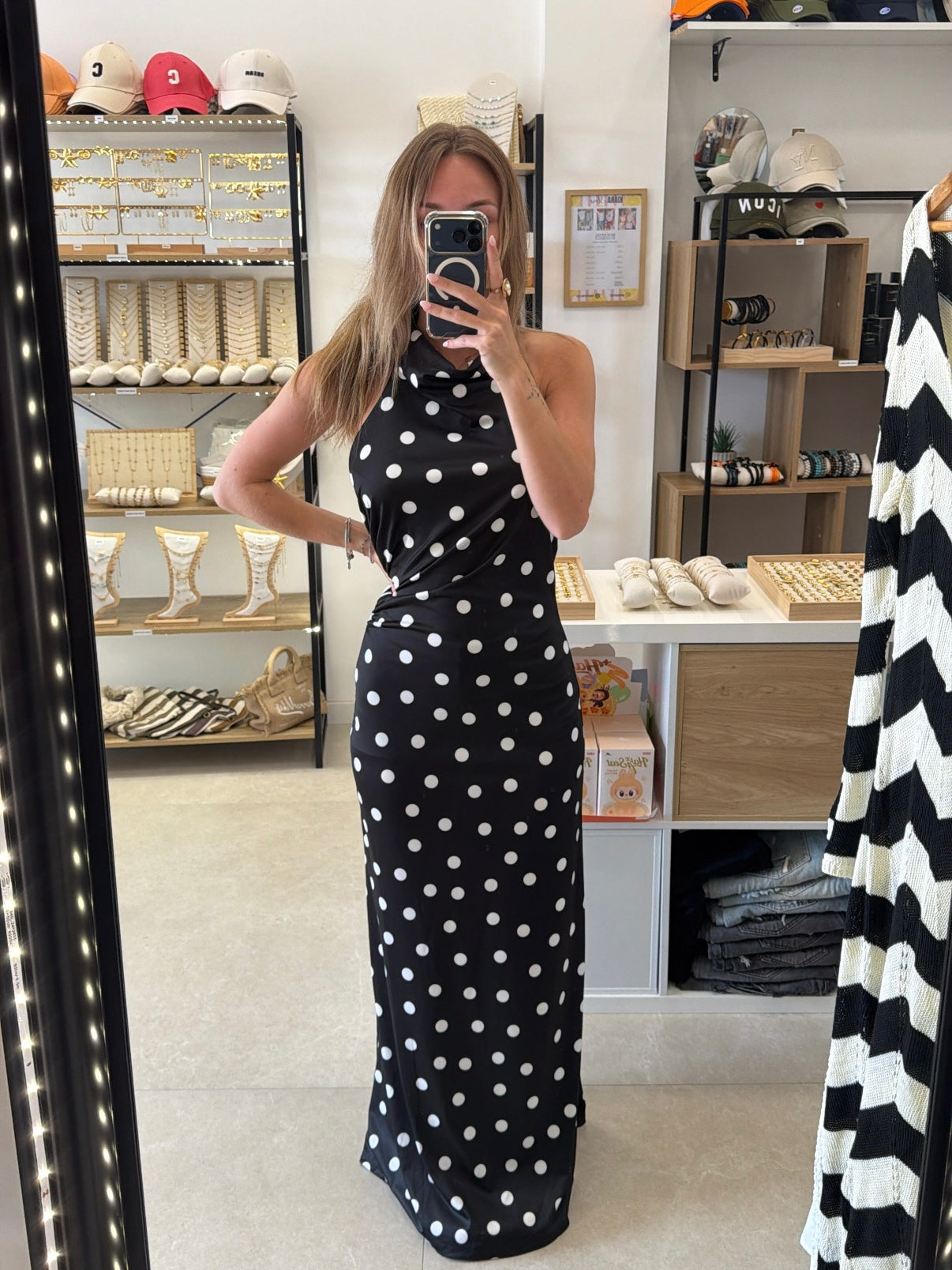 Robe noire à pois