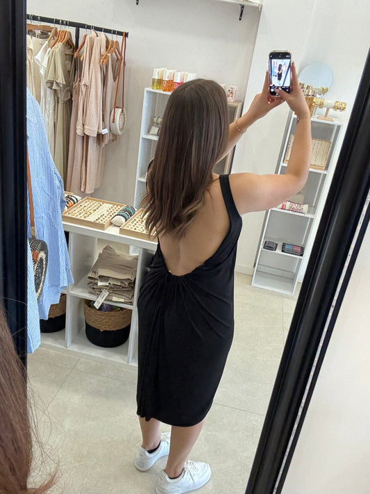 Robe noire dos nu