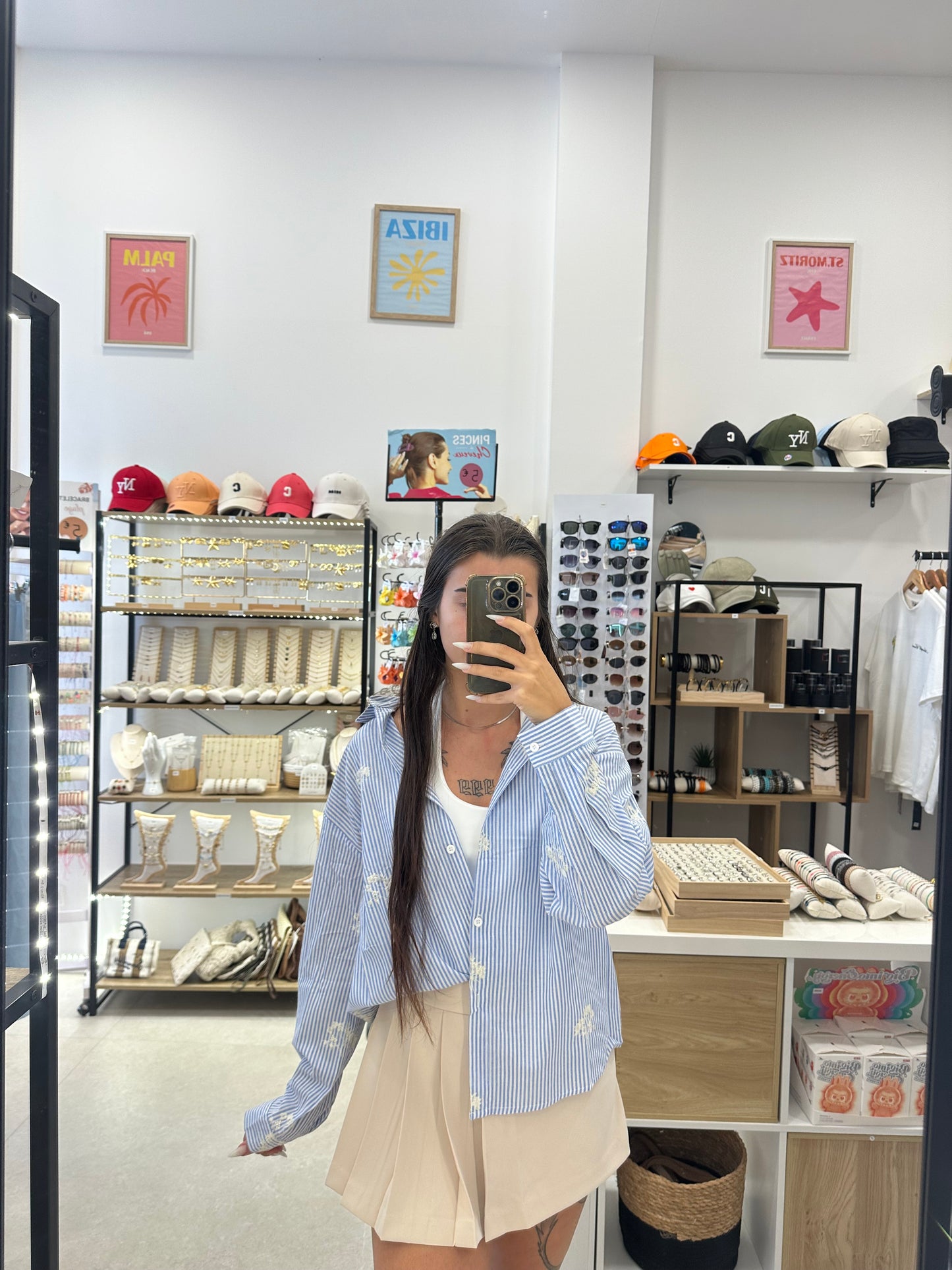 Chemise bleu à rayures et broderies