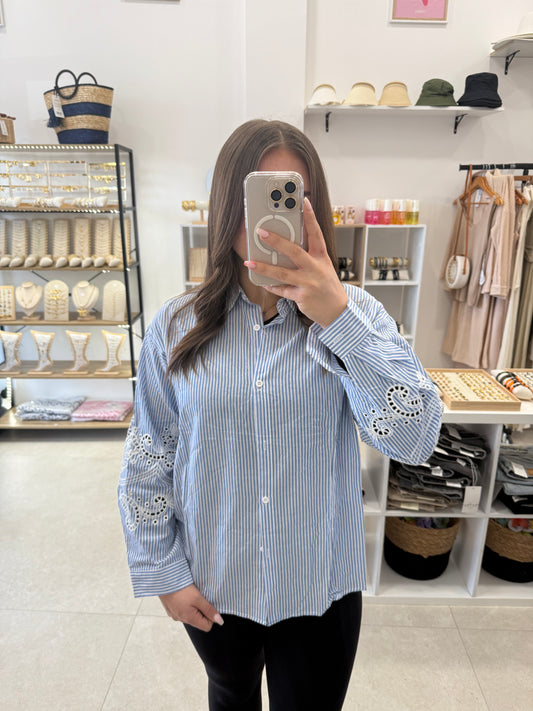 Chemise bleu à rayures et broderies