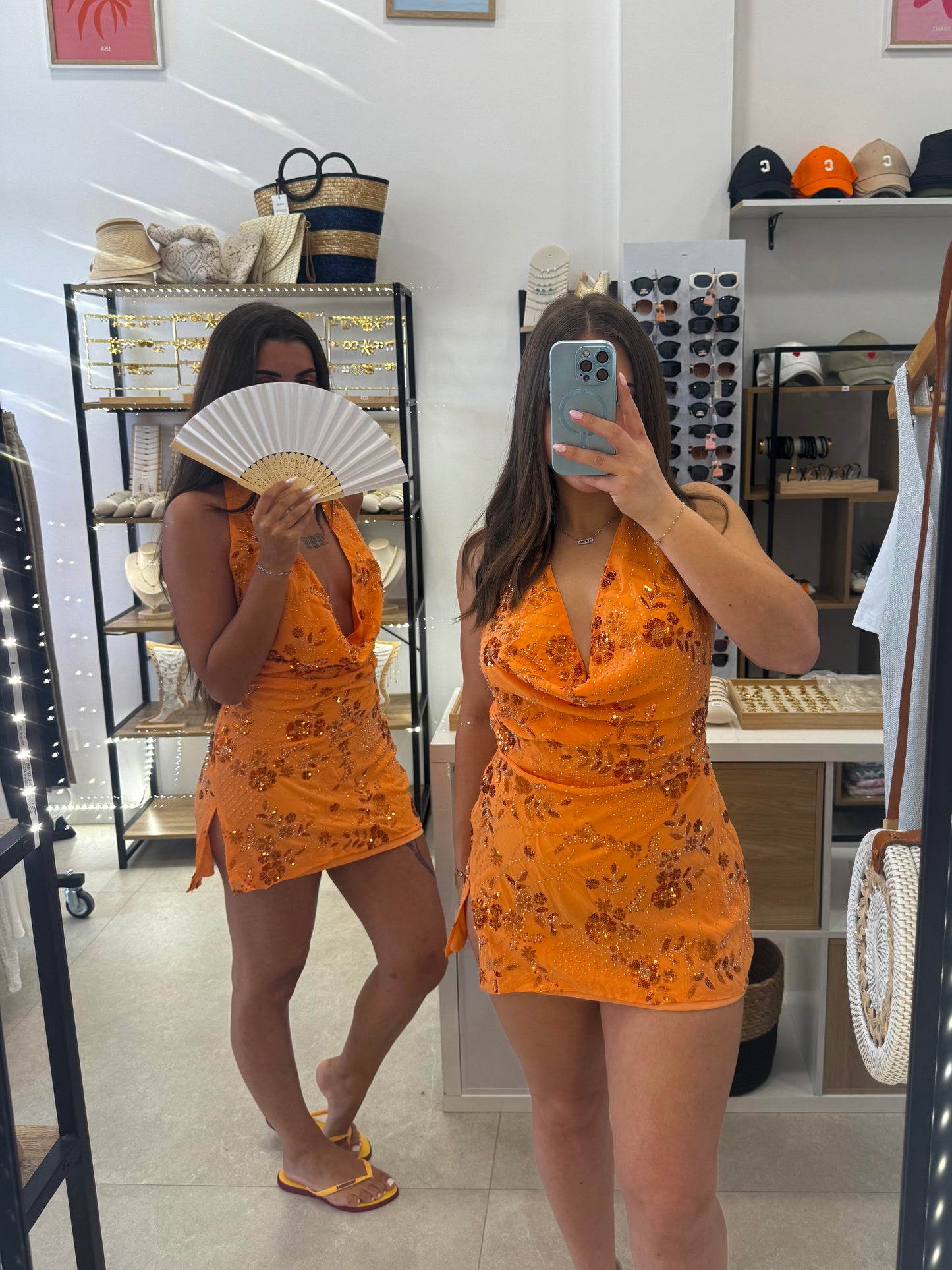 Robe courte orange à sequins