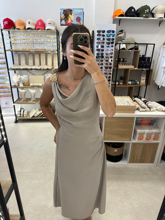 Robe grise à détail doré