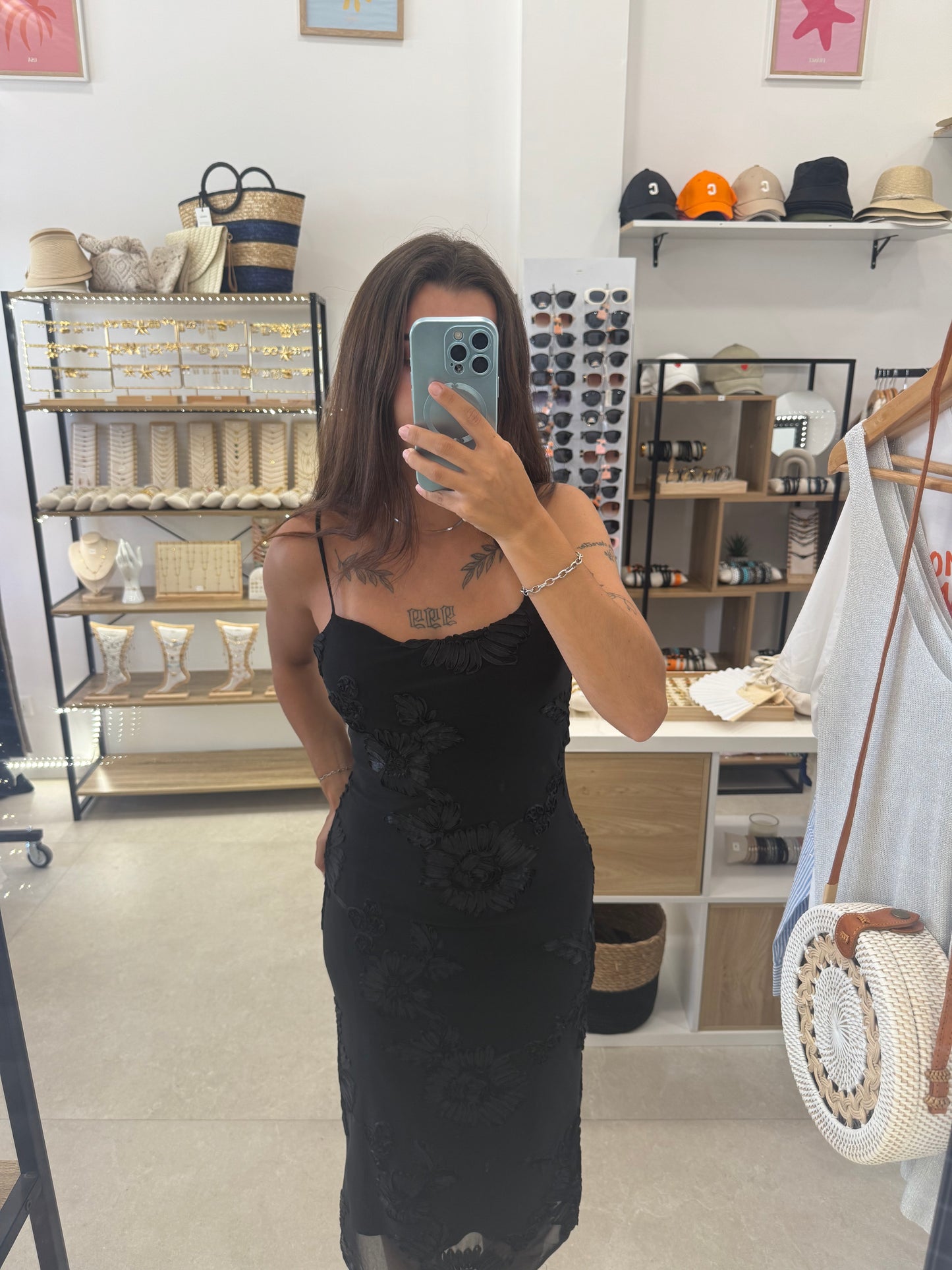 Robe noire brodée à fleurs
