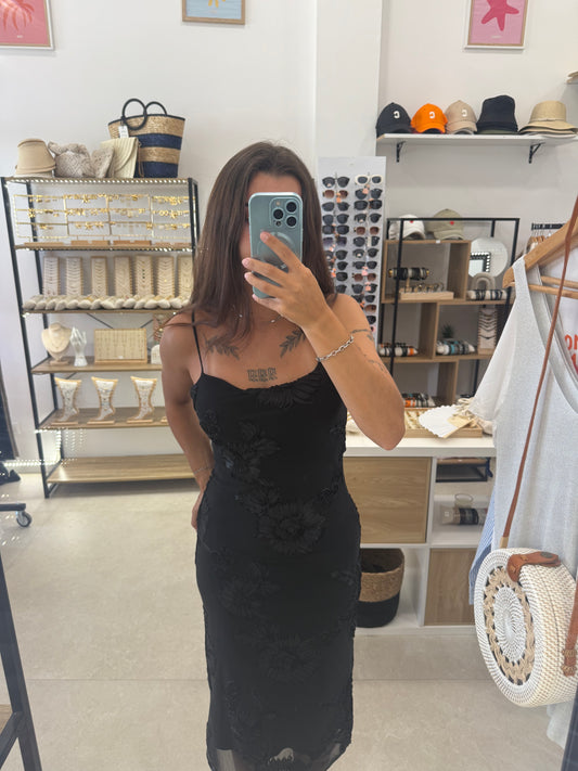 Robe noire brodée à fleurs