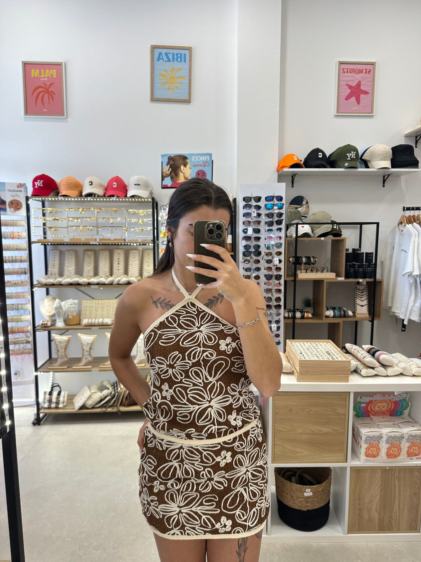 Robe marron à motifs brodés