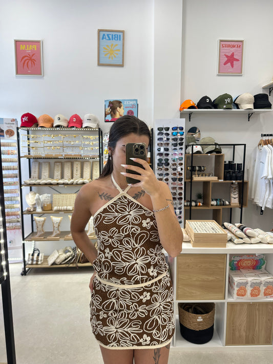 Robe marron à motifs brodés