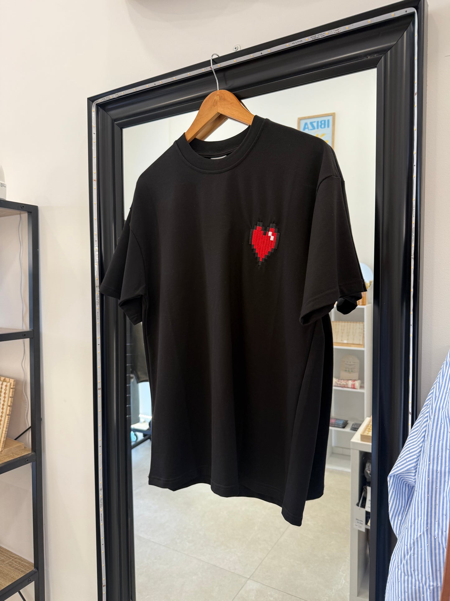 Tee shirt noir « cœur rouge »