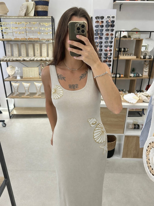 Robe beige à coquillages