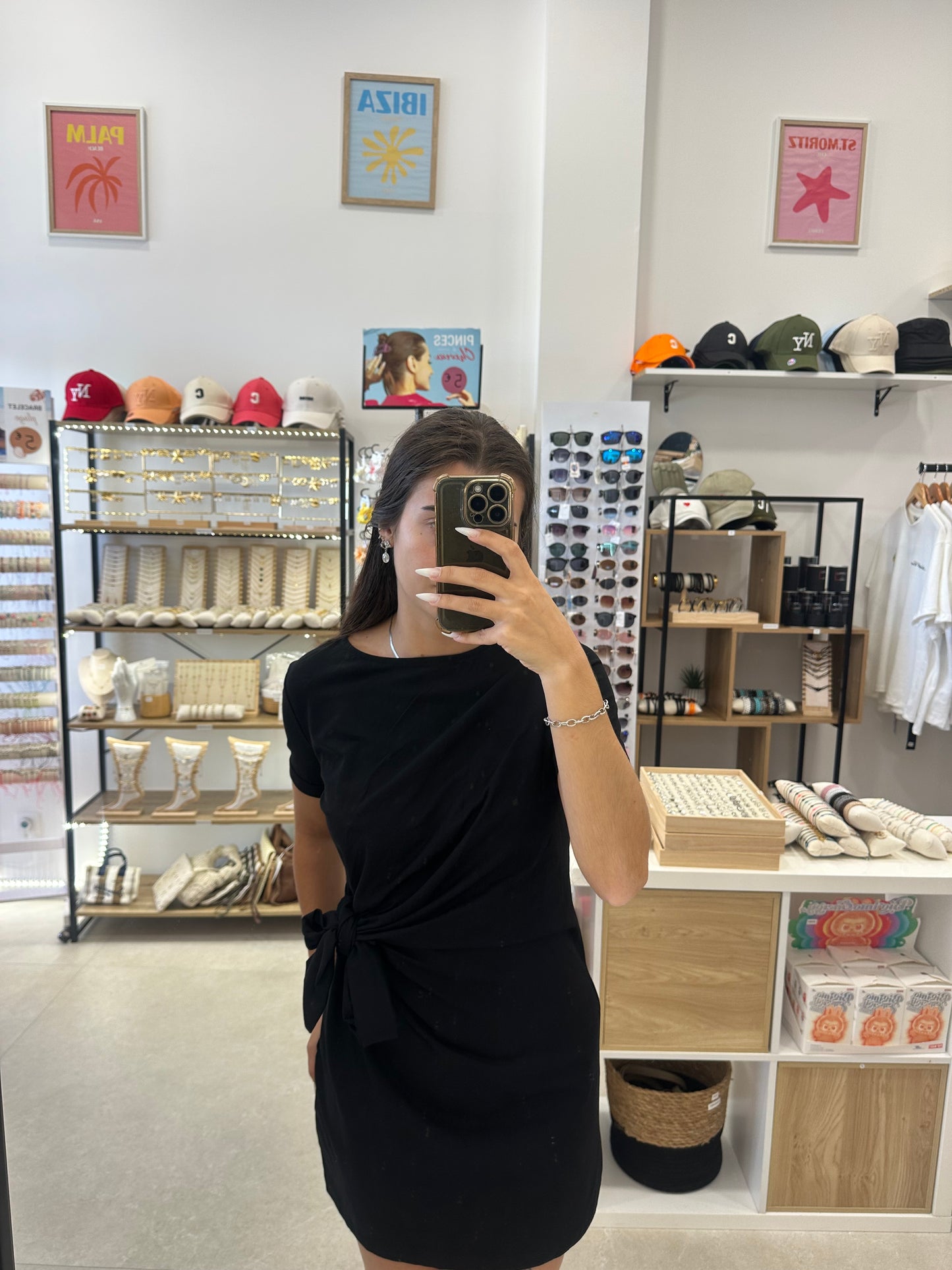 Robe noire à noeud