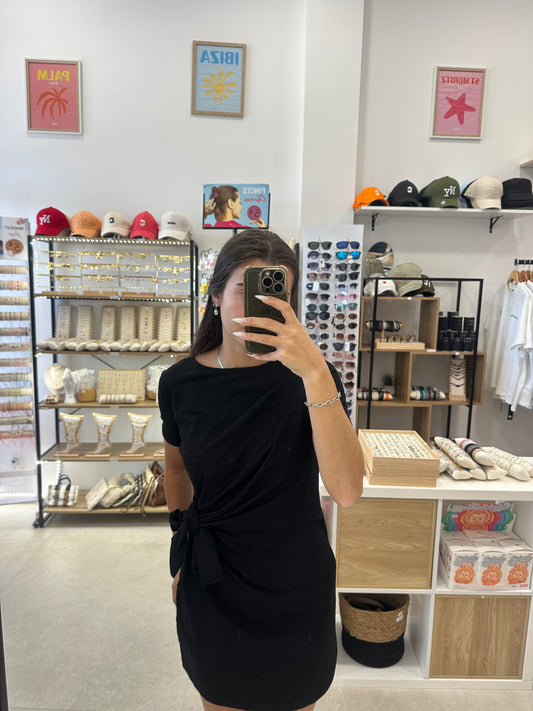 Robe noire à noeud