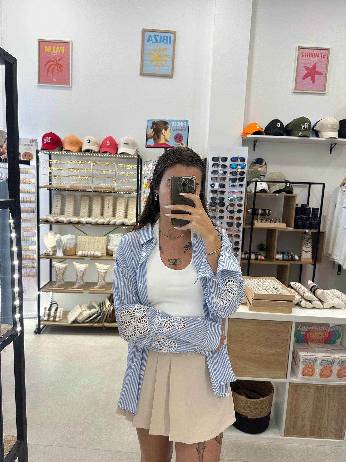 Chemise bleu à rayures et broderies