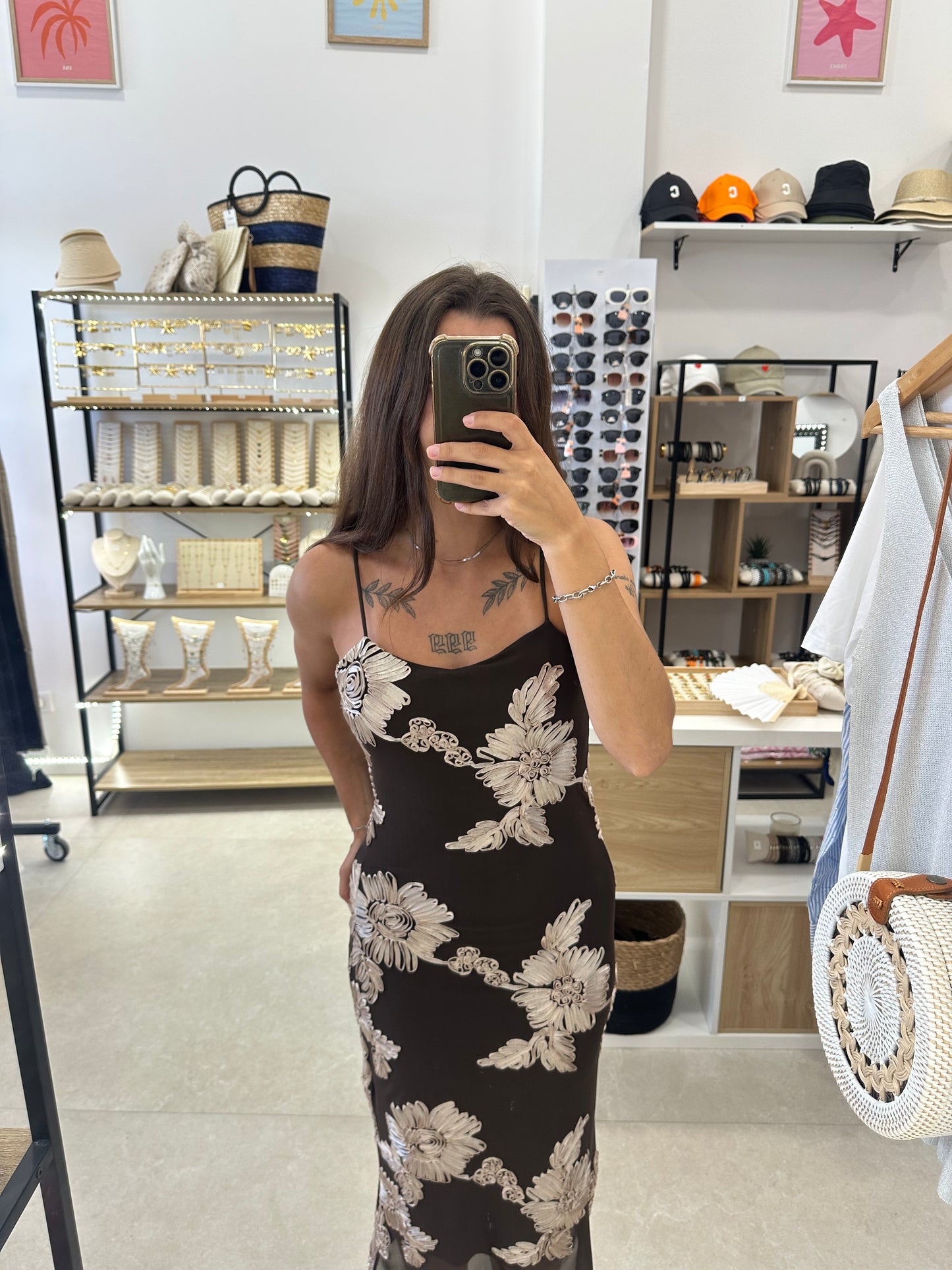 Robe marron brodée à fleurs