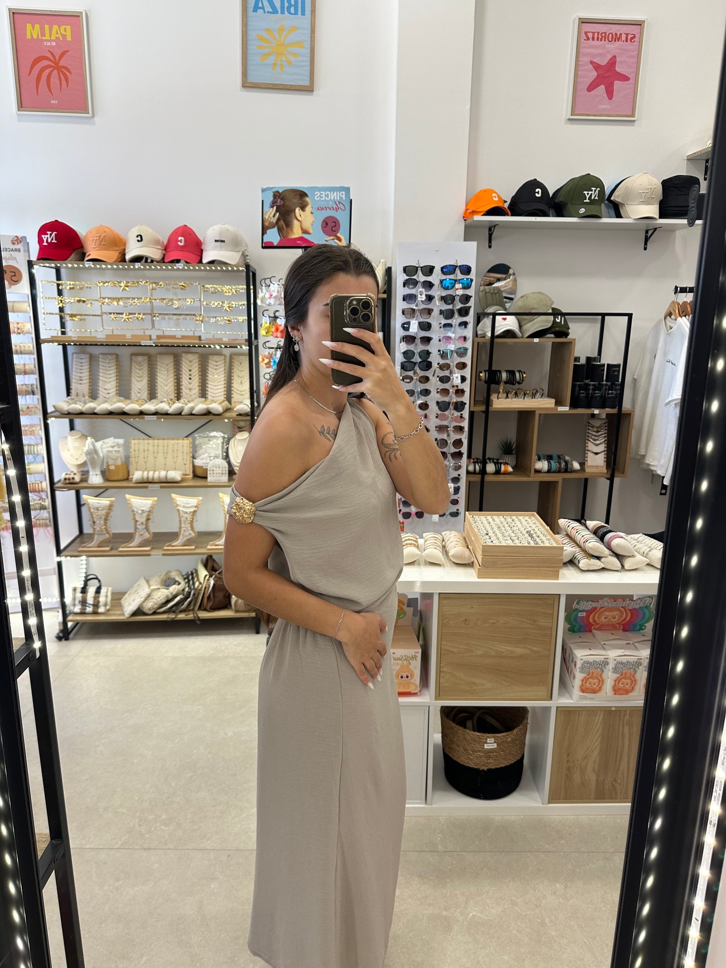 Robe grise à détail doré