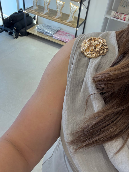 Robe grise à détail doré