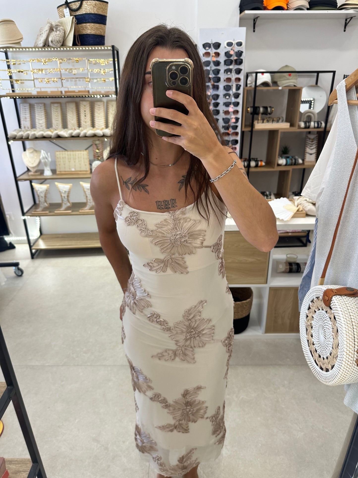 Robe beige brodée à fleurs