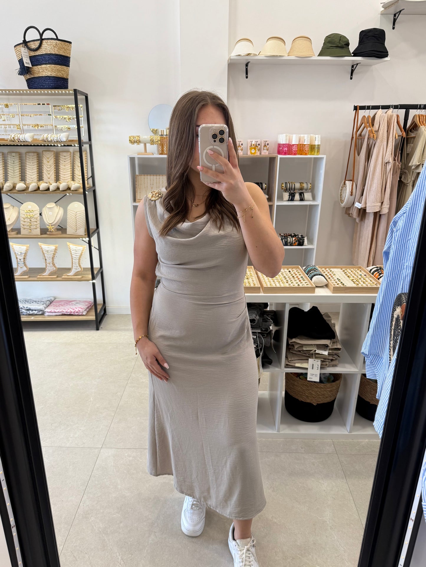 Robe grise à détail doré